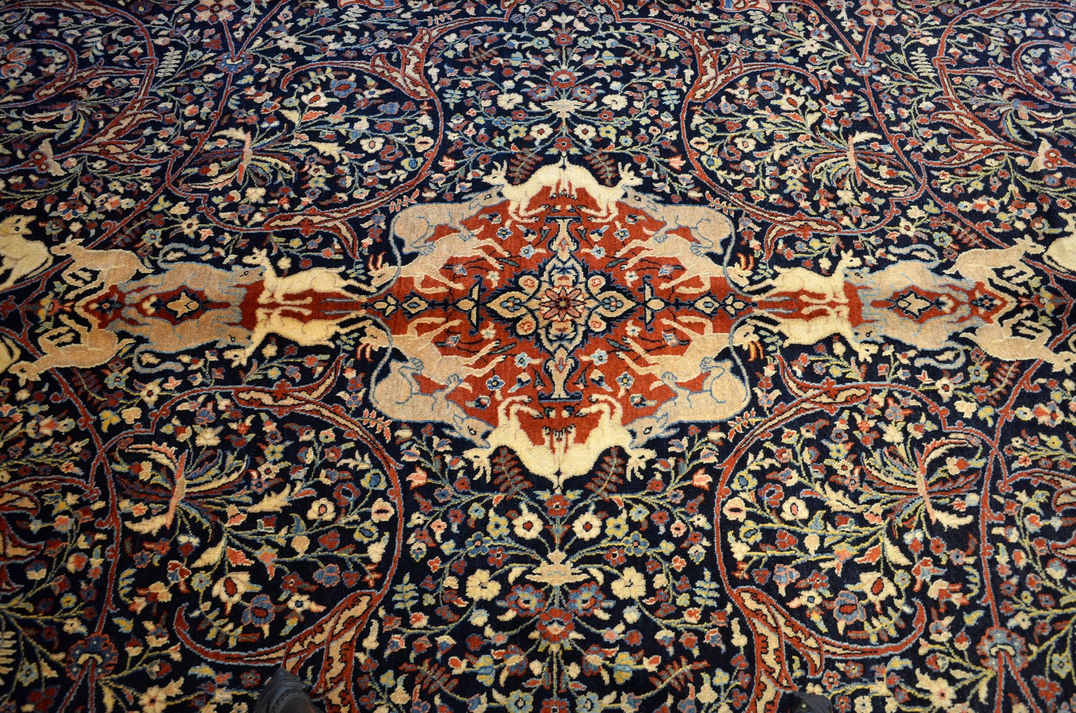 BT24898 Isfahan "Medallion & Animals" detail photo
